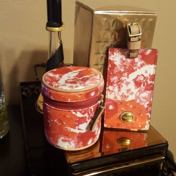 COACH WORLD ADAPTER WITH LUGGAGE TAG - Picture 2 of 3